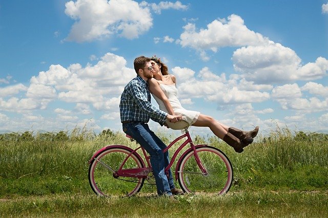 Os apps de relacionamento estão acabando com o romantismo?